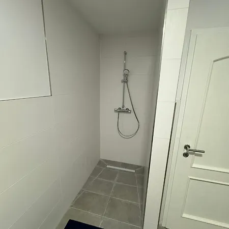 דירה Big House I 15 Beds I 8 Sr I Fast Wifi I Parking