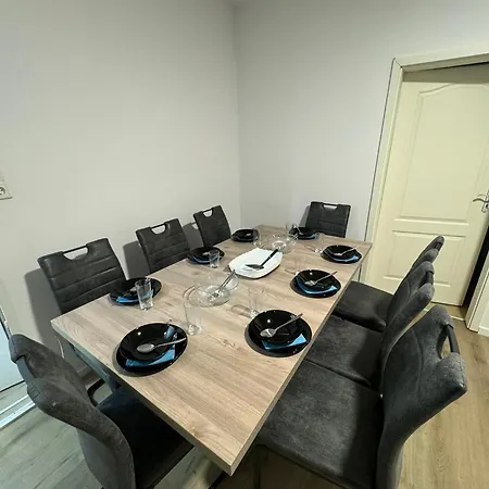 Big House I 15 Beds I 8 Sr I Fast Wifi I Parking Appartement *